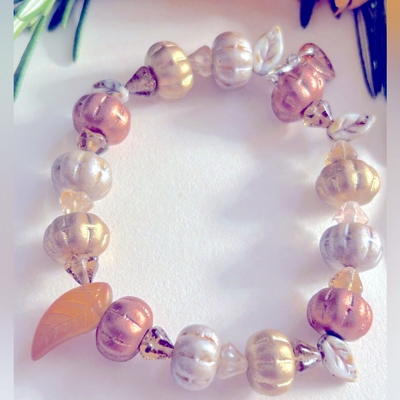 NWOT bracelet Pumpkins & Autumn Leaves metallics Czech Glass, charms, stretch - Picture 8 of 8